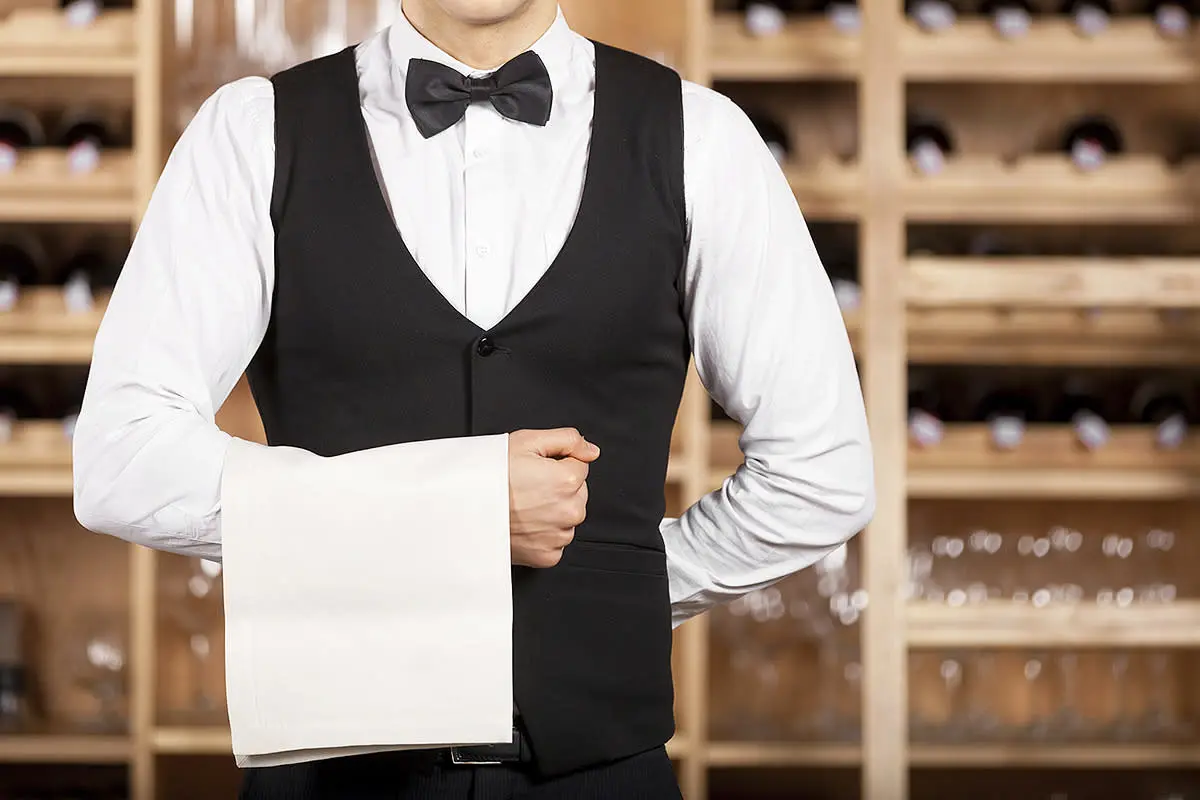 Chọn kiểu dáng, kích thước đồng phục phục vụ