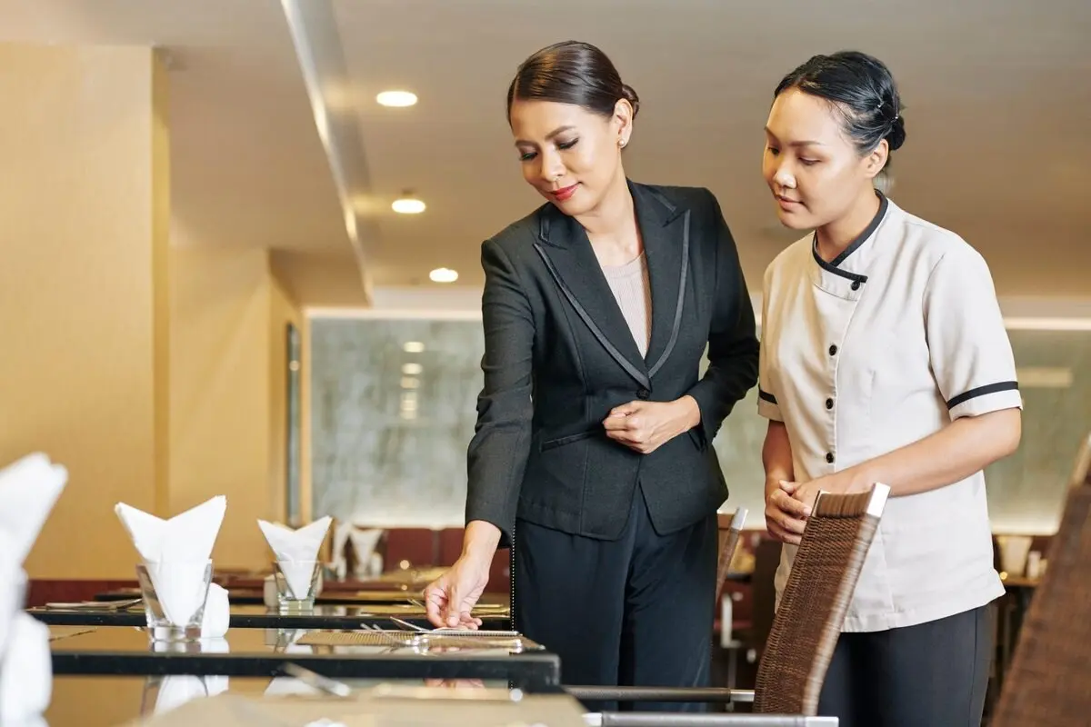 Mẫu đồng phục sang trọng, hài hoà dành cho nhân viên quản lý của khách sạn
